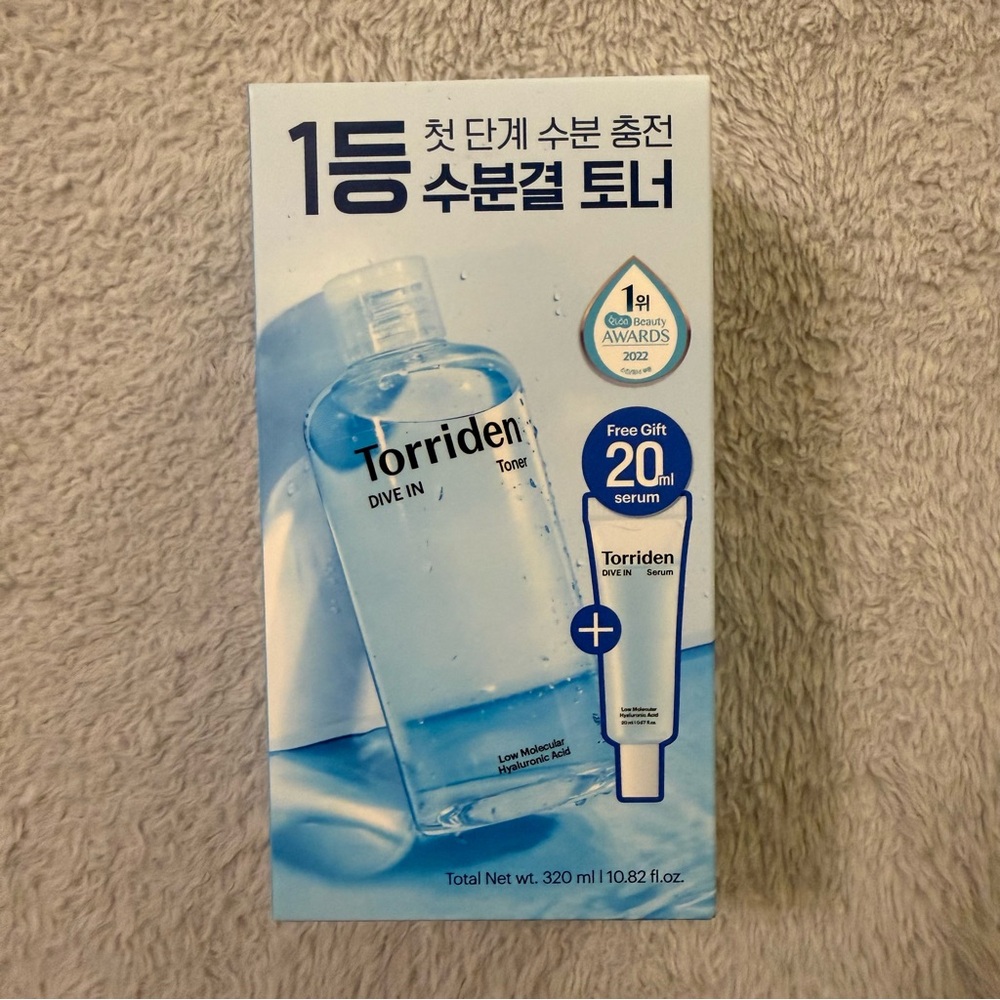 Torriden Dive-in Low Molecular Hyaluronic Acid Toner, and a free 20ml serum.